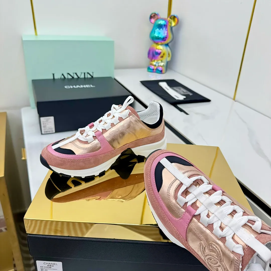 👟👟Ex-factory price 600👟👟High quality! ! ! CHANEL Chanel 25A latest thick-soled casual sports shoes. The counter is synchronized. The counter is very popular. It is a shoe that is very difficult to buy. The most popular thick-soled casual shoes on the Internet. As you can imagine, the most popular thick-soled casual shoes can not be missed. It has both good looks and comfort. Simple and versatile. The thick sole increases the height and is super versatile. Whoever wears it will look better. Upper: cowhide stitching. Lining: breathable mesh. Outsole: TPU original outsole. Size: 35-41 👉